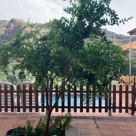 La Alberquilla, Un Oasis Con Piscina En *
